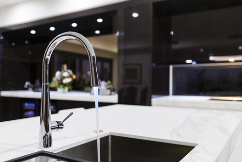 A minimalist kitchen is attractive and functional. 