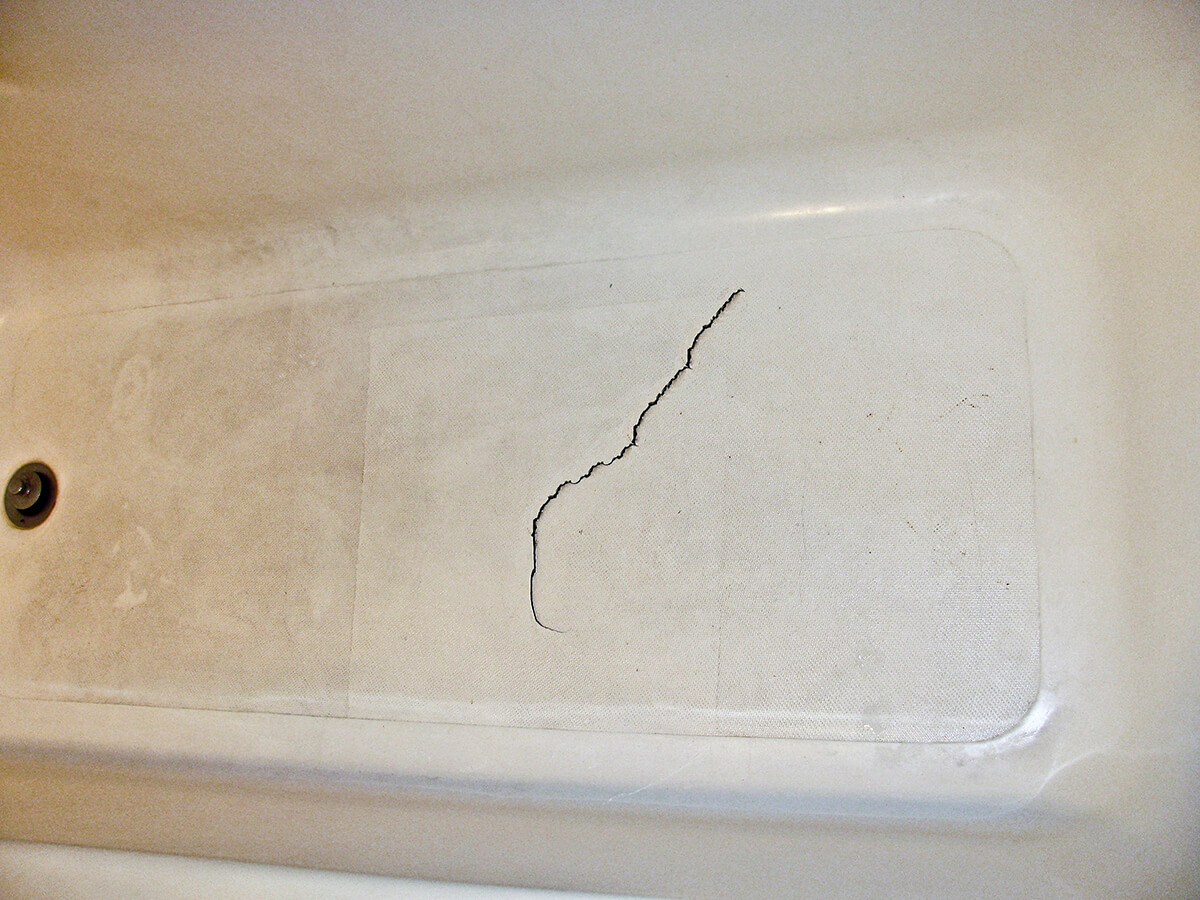 4 Glaring Signs It's Time For a Clean, New Bathtub - Bathtub Cracking or Leaking
